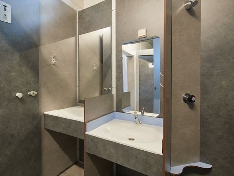 Emplacement - pour Caravane ou tente de 80M² inclus 2 personne, l'électricité et un véhicule
