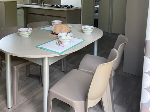 MOBILHOME 8 personnes - Premium 4 chambres 40m² + Terrasse semi-couverte + TV + LV