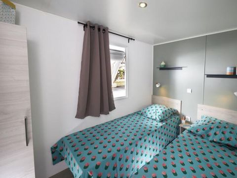 MOBILHOME 8 personnes - Premium 4 chambres 40m² + Terrasse semi-couverte + TV + LV