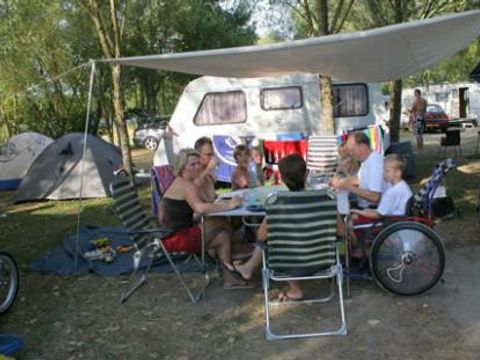 Emplacement - Emplacement CONFORT : emplacement à partir de 100m2 avec 1 véhicule + tente/caravane/camping-car et électricité 10 ampéres