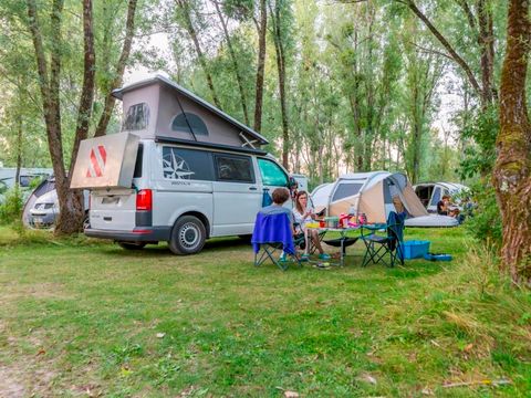 Emplacement - Emplacement CONFORT : emplacement à partir de 100m2 avec 1 véhicule + tente/caravane/camping-car et électricité 10 ampéres