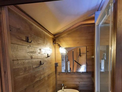 LODGE 5 personnes - Lodge avec sanitaires et évier - 34m² -