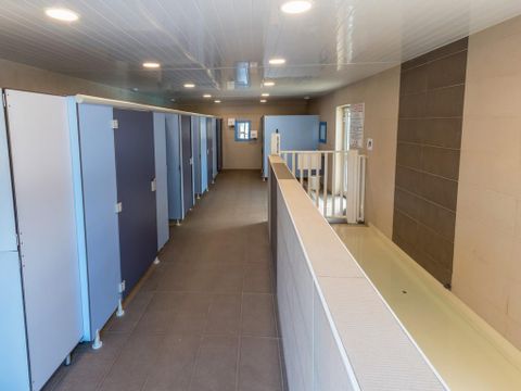 Emplacement - Emplacement nu Forfait 2 pers : avec électricité + véhicule (maxi 4 adultes)