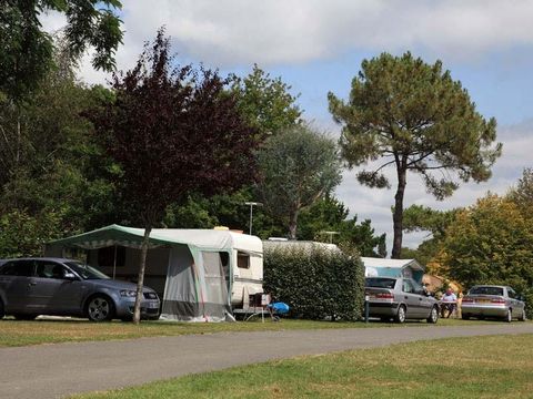 Emplacement - Emplacement nu Forfait 2 pers : avec électricité + véhicule (maxi 4 adultes)