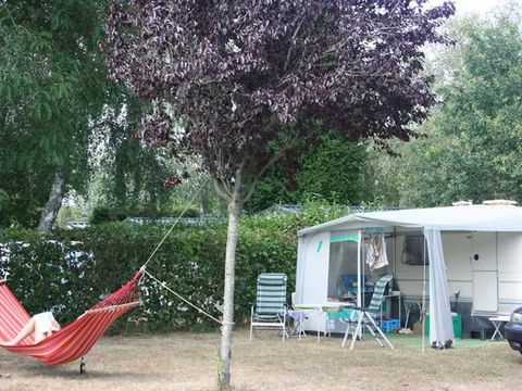 Emplacement - Emplacement nu Forfait 2 pers : avec électricité + véhicule (maxi 4 adultes)