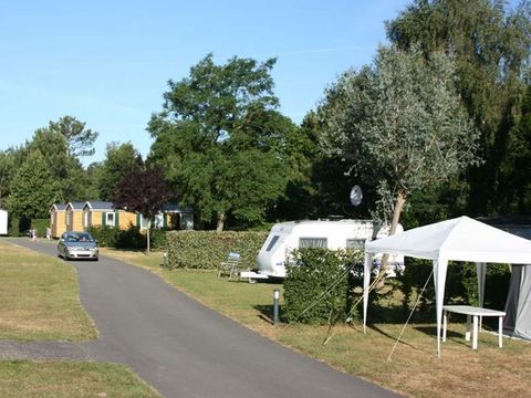Emplacement - Emplacement nu Forfait 2 pers : avec électricité + véhicule (maxi 4 adultes)