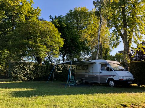 Emplacement - Emplacement nu Forfait 2 pers : avec électricité + eau/évacuation + véhicule + 2 pers (maxi 4 adultes)