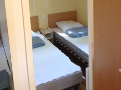 MOBILHOME 6 personnes - CLASSIC 30-3  >10ans - maxi 4 adultes - TV, 3 chambres, environ 30m²