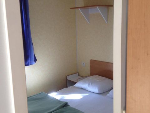 MOBILHOME 6 personnes - CLASSIC 30-3  >10ans - maxi 4 adultes - TV, 3 chambres, environ 30m²