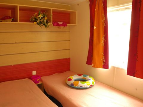 MOBILHOME 8 personnes - CLASSIC35-3  >10ans - maxi 6 adultes - TV, 3 chambres, environ 35m²