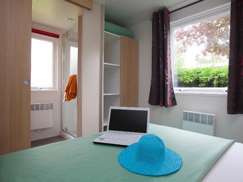 MOBILHOME 6 personnes - CLASSIC 33-2-2  >10ans - maxi 4 adultes - TV, 2 chambres - 2 salles d'eau, environ 33m²