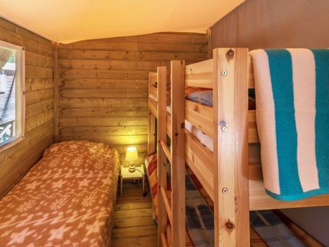 Insolite 5 personnes - INSOLITE 25-2 (Cabane sur pilotis Ecologe) >10ans ; maxi 4 adultes (Lits superposés) TV