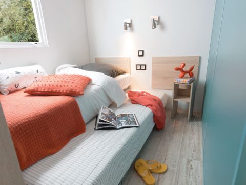 MOBILHOME 6 personnes - PRIVILEGE 30-2 - maxi 4 adultes - TV, 2 chambres (lit 160*200), environ 30m², lave-vaisselle, grille-pain, machine expresso, 2 transats