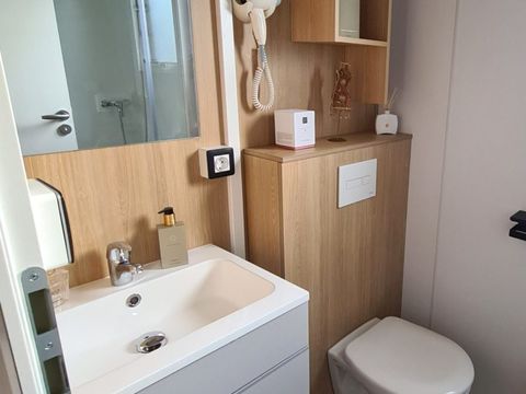 Mobilhome 8 personnes - PREMIUM 40-3-2 BALNEO - 3 chambres + 2 salles d'eau NEW23 - MAXIMUM 6 ADULTES /