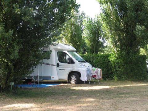 Emplacement - Forfait Confort - 1 tente - Caravane ou camping-car / - 1 voiture - / électricité 10A