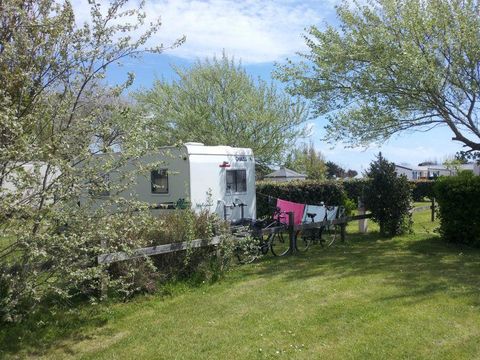 Emplacement - Forfait Confort - 1 tente - Caravane ou camping-car / - 1 voiture - / électricité 10A