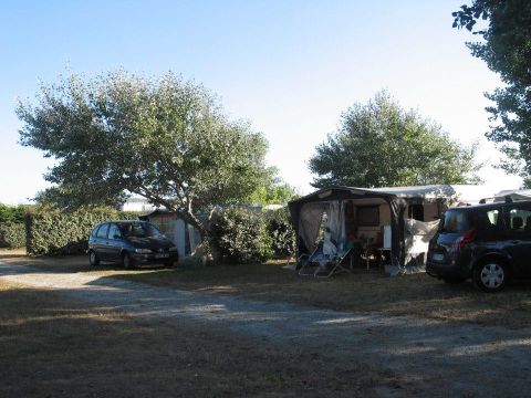 Emplacement - Forfait Confort - 1 tente - Caravane ou camping-car / - 1 voiture - / électricité 10A