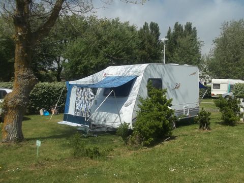 Emplacement - Forfait Confort - 1 tente - Caravane ou camping-car / - 1 voiture - / électricité 10A