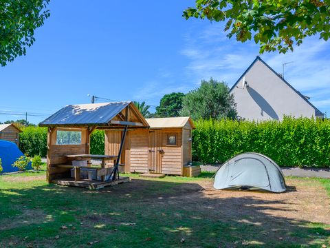 Emplacement - Forfait Premium 10A équipé d'une Freecamp - Cabane avec sanitaires