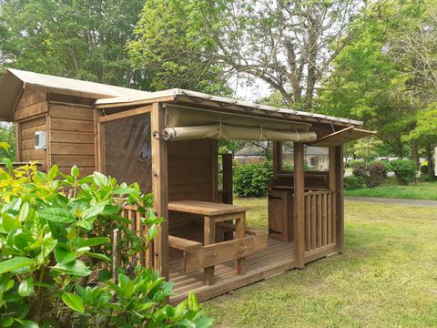 Emplacement - Forfait Premium 10A équipé d'une Freecamp - Cabane avec sanitaires