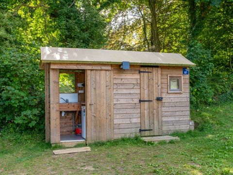 Emplacement - Forfait Premium 10A équipé d'une Freecamp - Cabane avec sanitaires