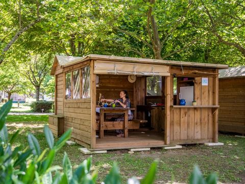 Emplacement - Forfait Premium 10A équipé d'une Freecamp - Cabane avec sanitaires
