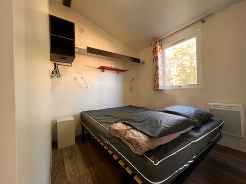 Mobilhome 2 personnes - Confort 21m² - 1 chambre - Terrasse semi-couverte 12m² - TV - Climatisation
