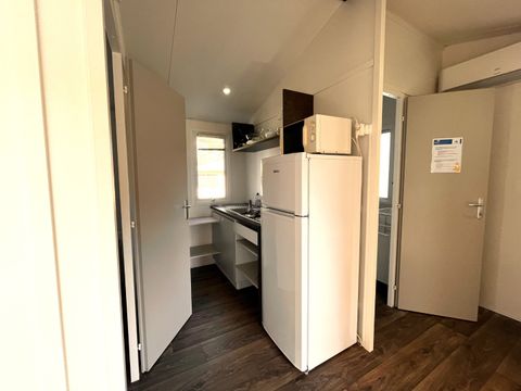 Mobilhome 2 personnes - Confort 21m² - 1 chambre - Terrasse semi-couverte 12m² - TV - Climatisation
