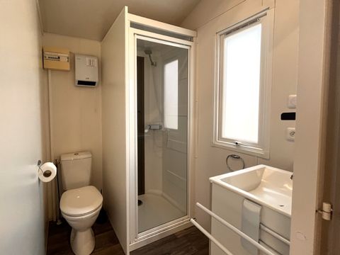 Mobilhome 2 personnes - Confort 21m² - 1 chambre - Terrasse semi-couverte 12m² - TV - Climatisation