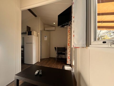 Mobilhome 2 personnes - Confort 21m² - 1 chambre - Terrasse semi-couverte 12m² - TV - Climatisation