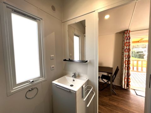 Mobilhome 2 personnes - Confort 21m² - 1 chambre - Terrasse semi-couverte 12m² - TV - Climatisation