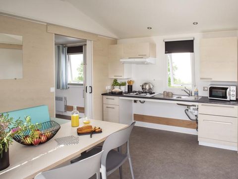 Mobilhome 4 personnes - PMR Confort 31m² - 2 chambres - Terrasse semi-couverte 18m² - TV - Clim