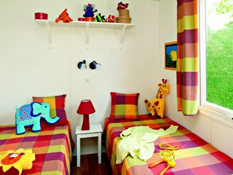 Mobilhome 6 personnes - Famille Standard 34m² - 3 chambres - Terrasse intégrée 6m² - TV - Clim - Kit bébé