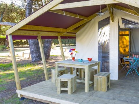 Tente en toile et en bois 4 personnes - Freeflower Standard 28m² (2 chambres) + terrasse couverte 8m²- sans sanitaires et sans salle de bain | 4 personnes