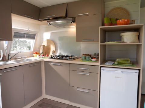 MOBILHOME 5 personnes - remium 30m² (2 chambres) + terrasse couverte 10m² + draps + serviettes + LV + TV 4/5 pers. MOBILHOME 5 personnes - remium 30m² (2 chambres) + terrasse couverte 10m² + draps + serviettes + LV + TV 4/5 pers.