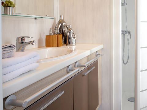MOBILHOME 5 personnes - remium 30m² (2 chambres) + terrasse couverte 10m² + draps + serviettes + LV + TV 4/5 pers. MOBILHOME 5 personnes - remium 30m² (2 chambres) + terrasse couverte 10m² + draps + serviettes + LV + TV 4/5 pers.