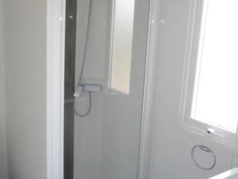 MOBILHOME 2 personnes - Confort 18m² (1 chambre) + terrasse couverte 9m² + TV | 2 personnes