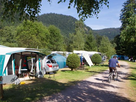 Emplacement - Forfait Confort (1 tente, caravane + 1 voiture ou camping-car / électricité 10A)