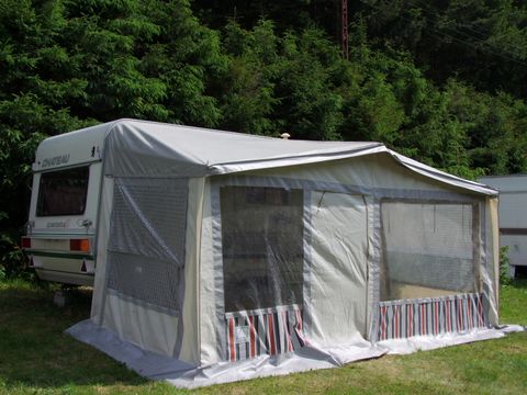 Emplacement - Forfait Confort (1 tente, caravane + 1 voiture ou camping-car / électricité 10A)