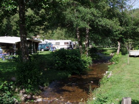 Emplacement - Forfait Rivière (1 tente, caravane + 1 voiture ou camping-car / électricité 10A)