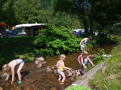 Emplacement - Forfait Rivière (1 tente, caravane + 1 voiture ou camping-car / électricité 10A)
