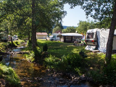 Emplacement - Forfait Rivière (1 tente, caravane + 1 voiture ou camping-car / électricité 10A)