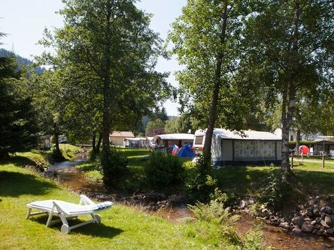 Emplacement - Forfait Rivière (1 tente, caravane + 1 voiture ou camping-car / électricité 10A)
