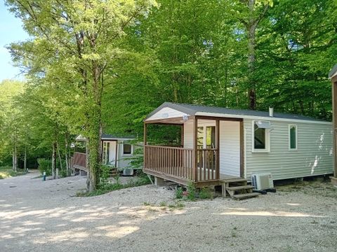 MOBILHOME 4 personnes - Confort 32m² - 2 chambres + terrasse couverte 12m² + TV + Clim -