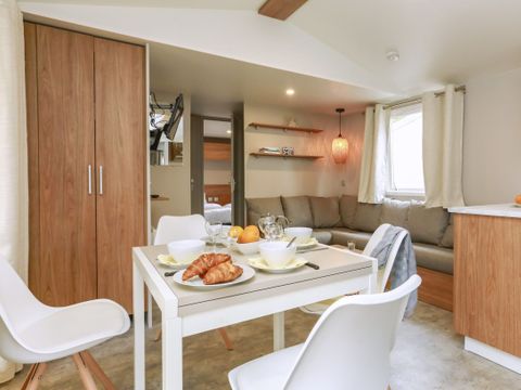 MOBILHOME 4 personnes - Premium 40m² (2 chambres) - 2 salles de bain + Terrasse + TV