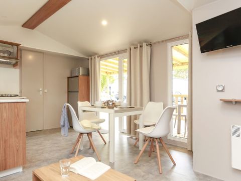 MOBILHOME 4 personnes - Premium 40m² (2 chambres) - 2 salles de bain + Terrasse + TV