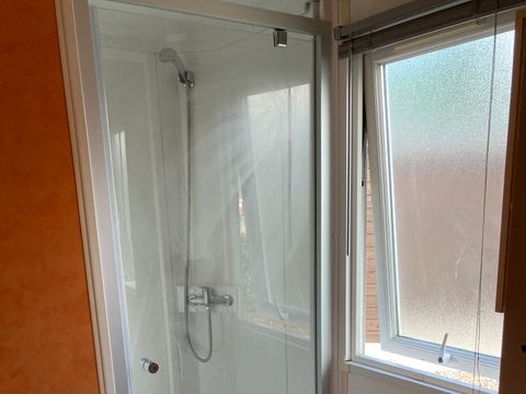 MOBILHOME 2 personnes - 05-Mobil-Home Standard 26m2 (2ch - 1/5 pers.) + TV + Clim - prix pour 2 personnes