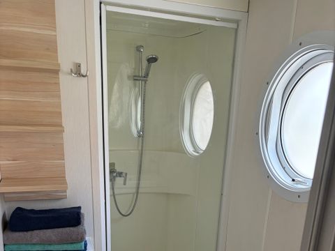MOBILHOME 2 personnes - 13-La Folle entreprise 32m2 (2ch - 2/6pers.) + Jaccuzzi + Lits faits + serviette + kit boissons + TV - prix pour 2 personnes