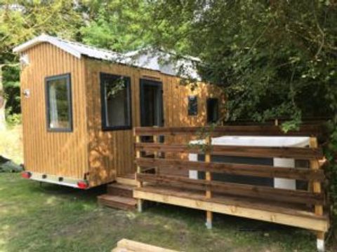 HÉBERGEMENT INSOLITE 2 personnes - 16-Tiny House 17m2 (2ch - 1/4 pers.) + Jaccuzzi + Lits faits + serviette + kit boisson + TV + clim - prix pour 2 personnes