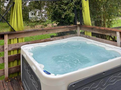 HÉBERGEMENT INSOLITE 2 personnes - 16-Tiny House 17m2 (2ch - 1/4 pers.) + Jaccuzzi + Lits faits + serviette + kit boisson + TV + clim - prix pour 2 personnes
